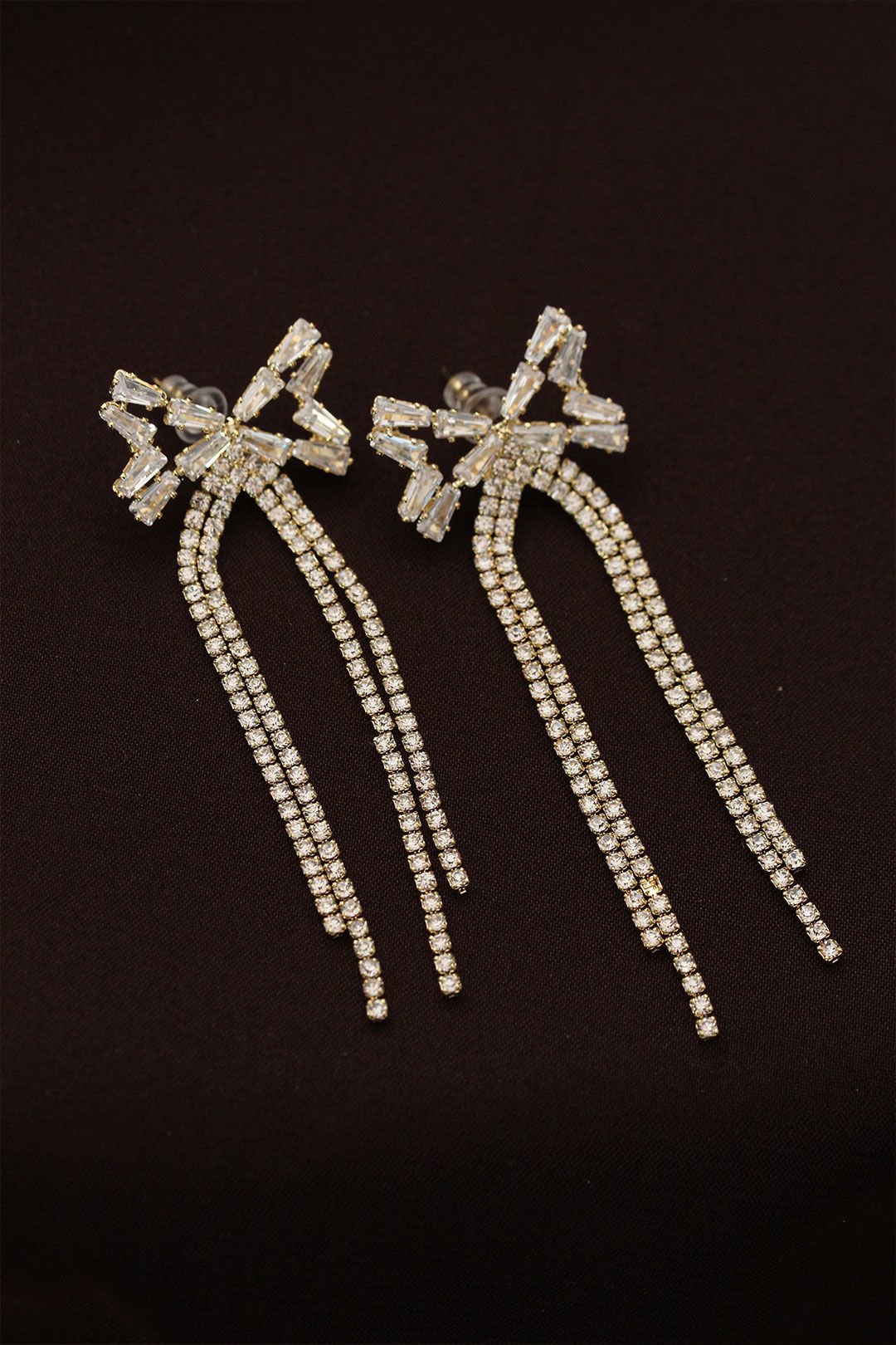 Çelik Altın Renk Baget ve Zirkon Taşlı Fiyonk Detaylı Uzun Küpe