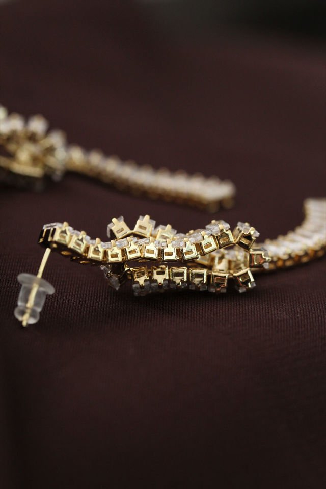 Çelik Altın Renk Baget Taşlı Sarmal Detaylı Sallantılı Küpe