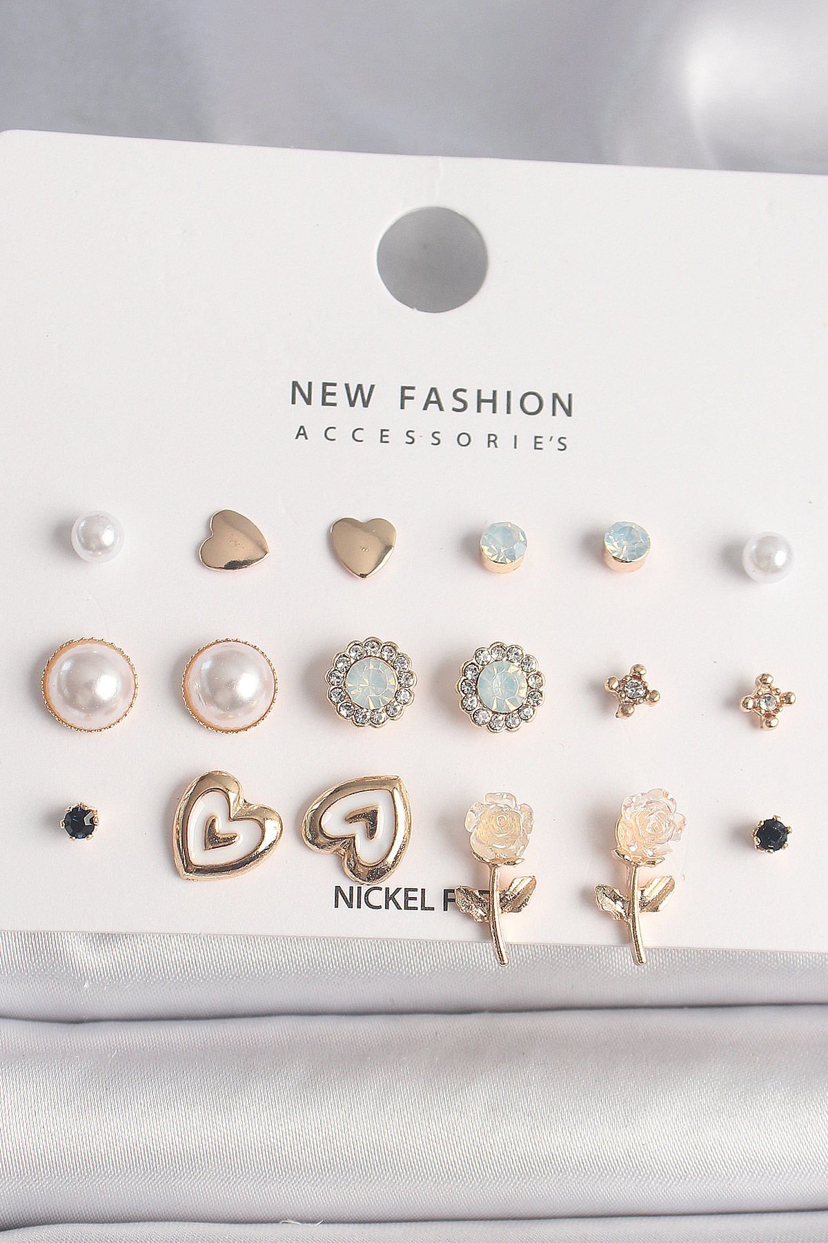 Pirinç Gold Renk Beyaz Mineli Gül Figür Zirkon Taşlı İnci Detaylı 9 Çift Kadın Küpe Seti