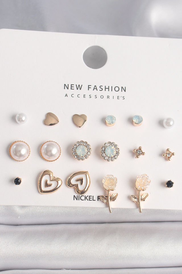 Pirinç Gold Renk Beyaz Mineli Gül Figür Zirkon Taşlı İnci Detaylı 9 Çift Kadın Küpe Seti