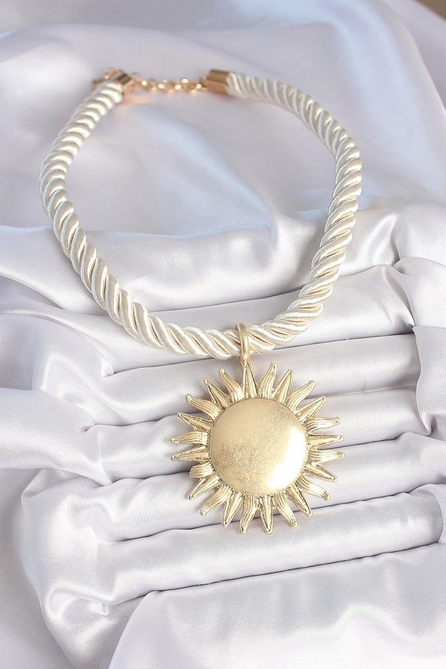 Kırık Beyaz Halat Model Gold Renk Güneş Figürlü Pirinç Kolye