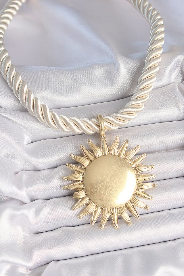 Kırık Beyaz Halat Model Gold Renk Güneş Figürlü Pirinç Kolye