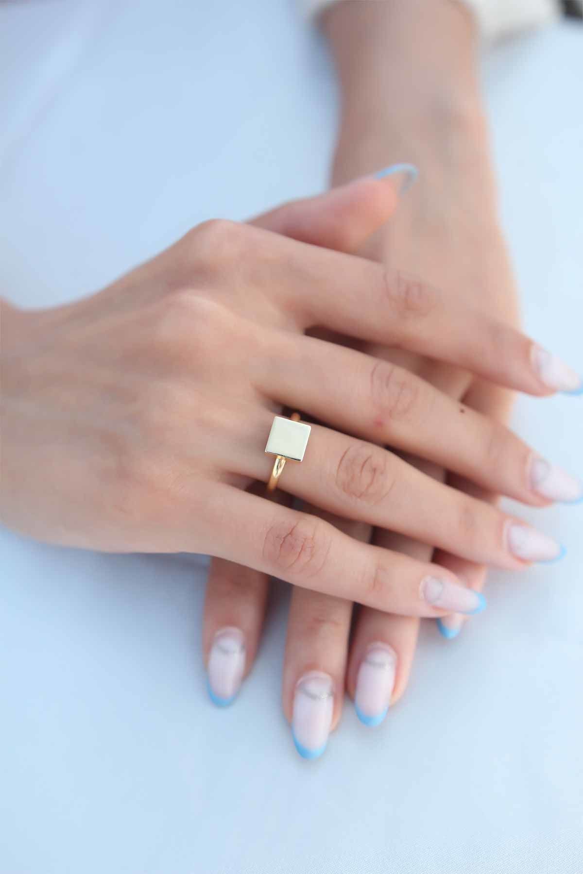 Kare Plaka Gold Renk Kadın Yüzük