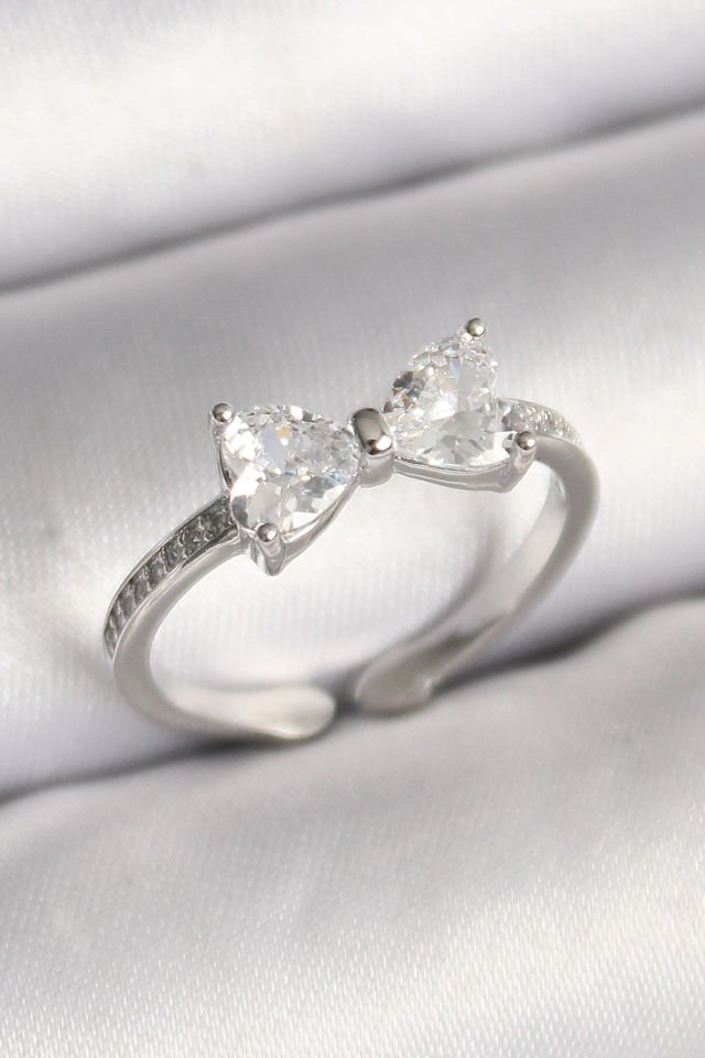 Pirinç Gümüş Renk Zirkon Taşlı Kalp Fiyonk Model Kadın Yüzük