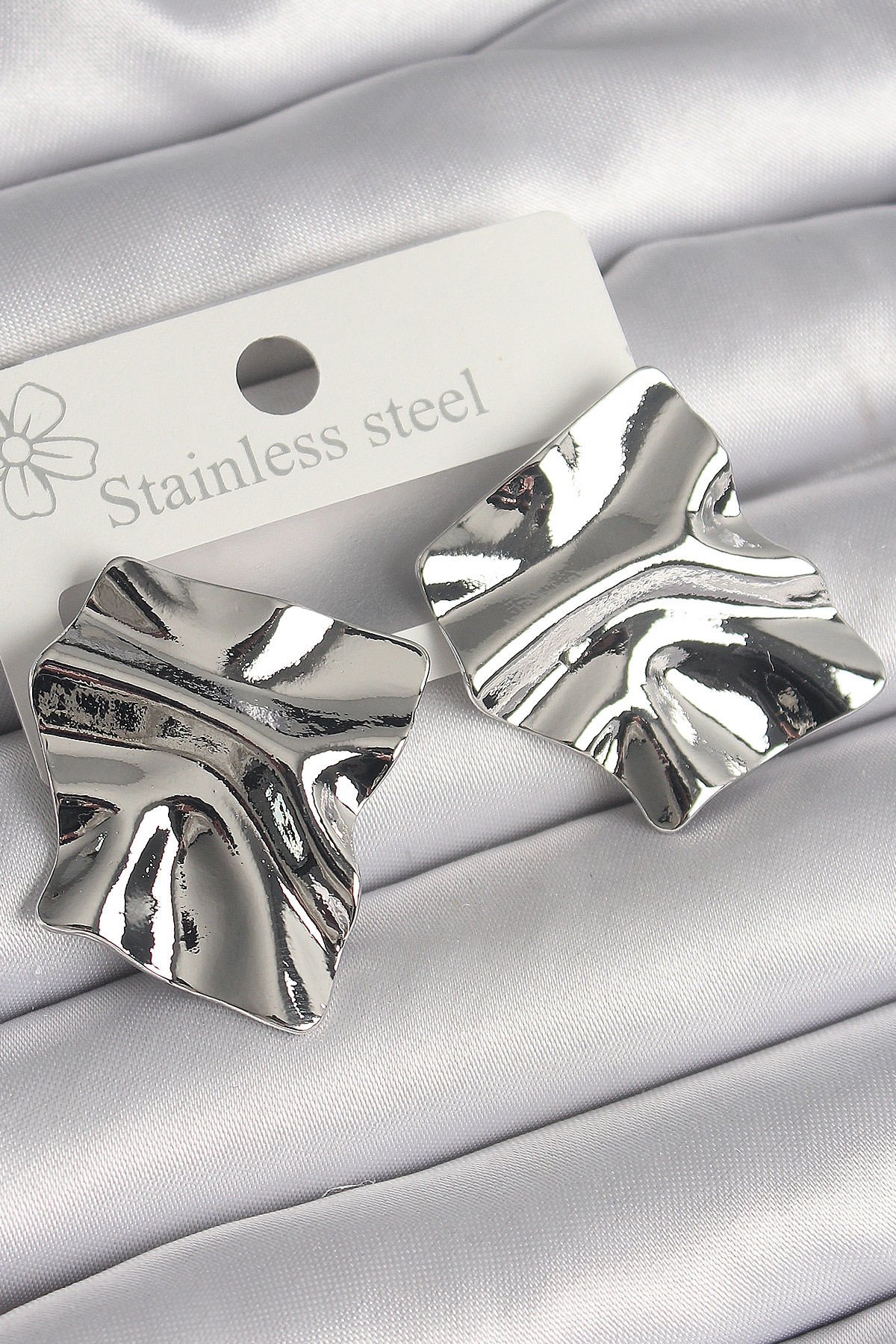 Pirinç Gümüş Renk İşlemeli Kare Plaka Model Kadın Küpe