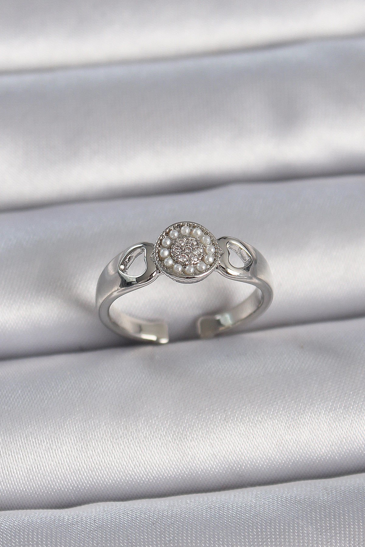 Pirinç Gümüş Renk Zirkon Taşlı İncili Kalp İşleme Detay Ayarlanabilir Model Kadın Yüzük