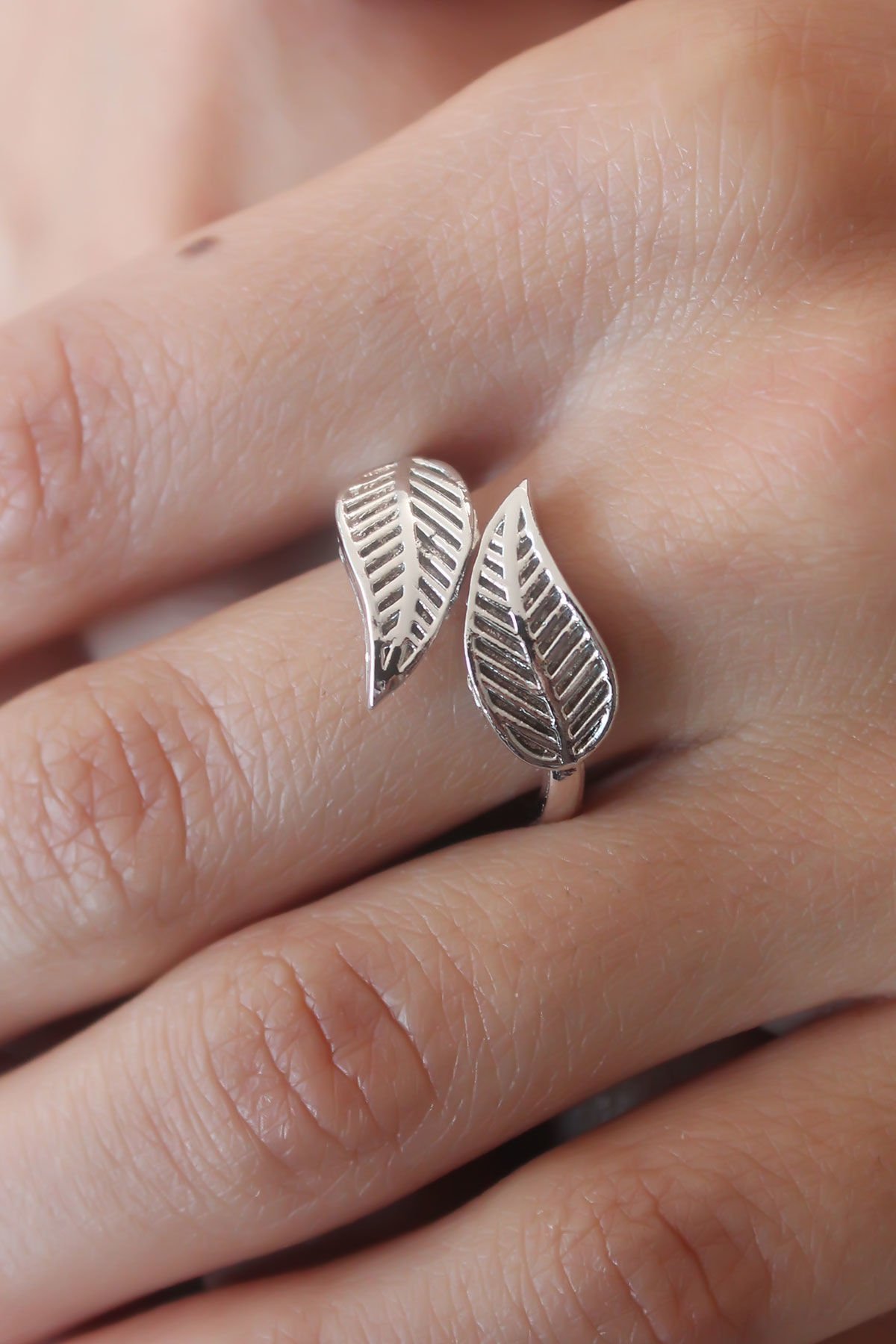 Gümüş Renk Yaprak Model Kadın Yüzük