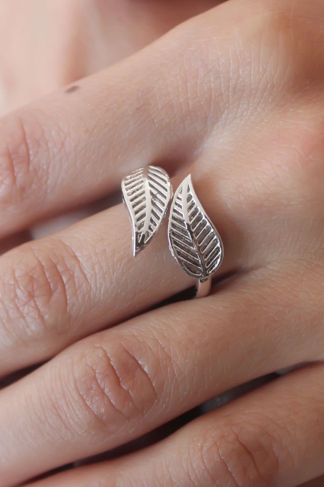 Gümüş Renk Yaprak Model Kadın Yüzük
