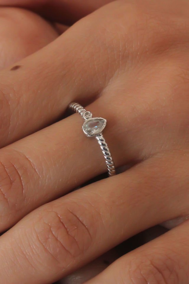 Gümüş Renk Damla Figür Zirkon Taş Detay Kadın Yüzük