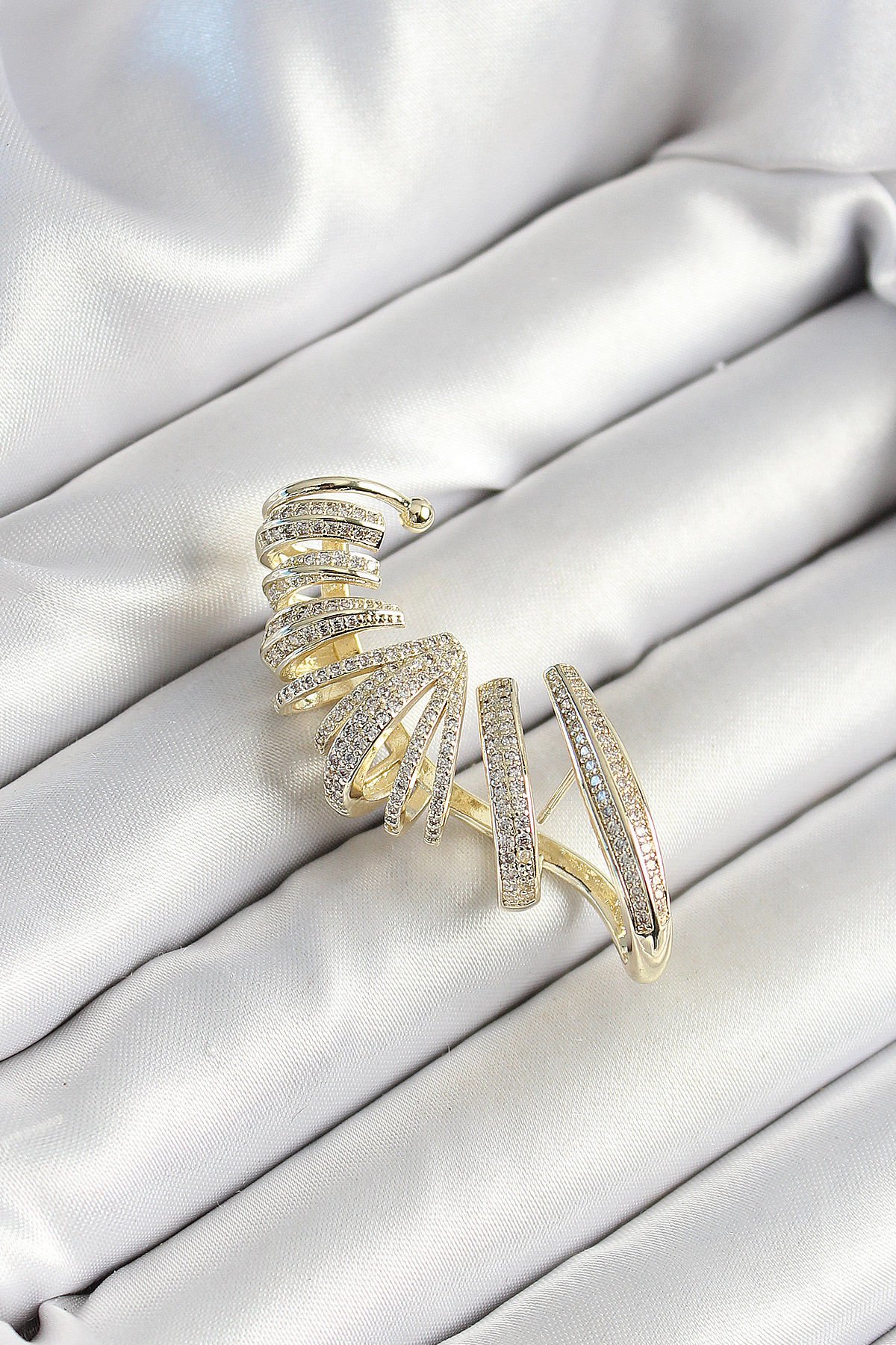 Pirinç Zirkon Taş Kaplamalı Sarmal Figürlü Gold Renk Kadın Sağ Kıkırdak Küpe