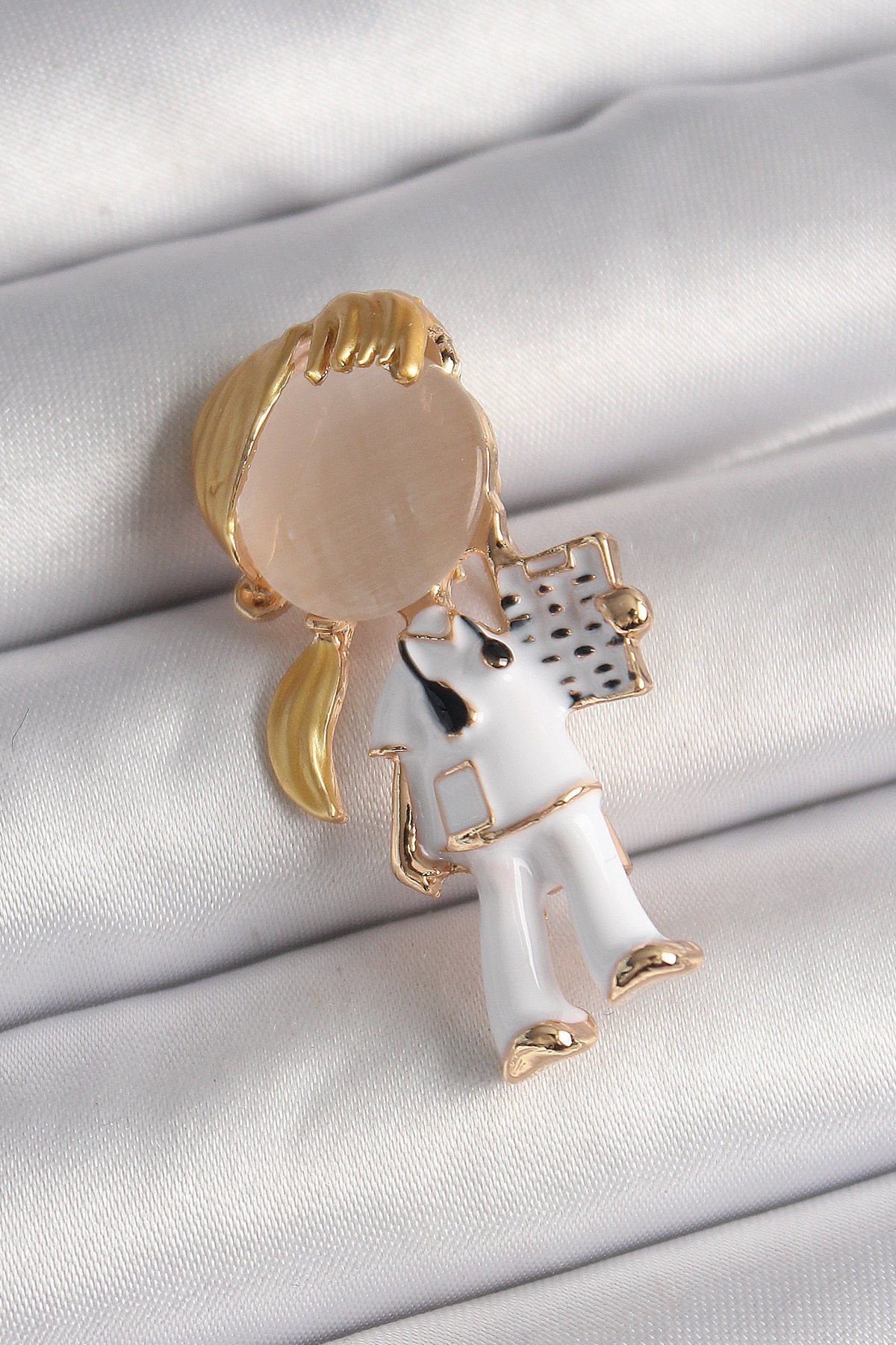 Pirinç Gold Renk Beyaz Mineli Doktor Model Kadın Broş