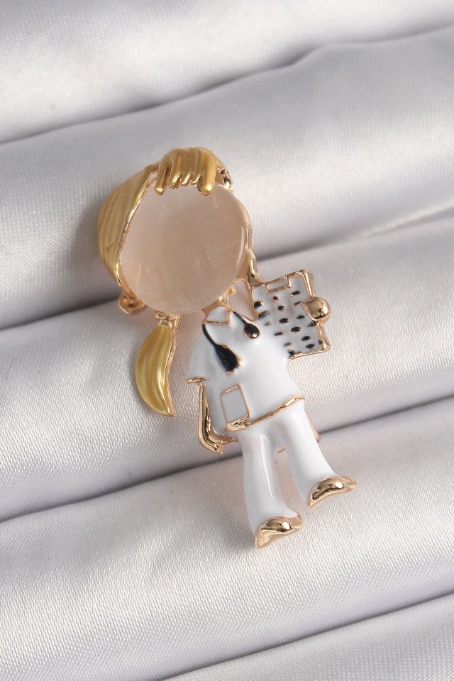 Pirinç Gold Renk Beyaz Mineli Doktor Model Kadın Broş