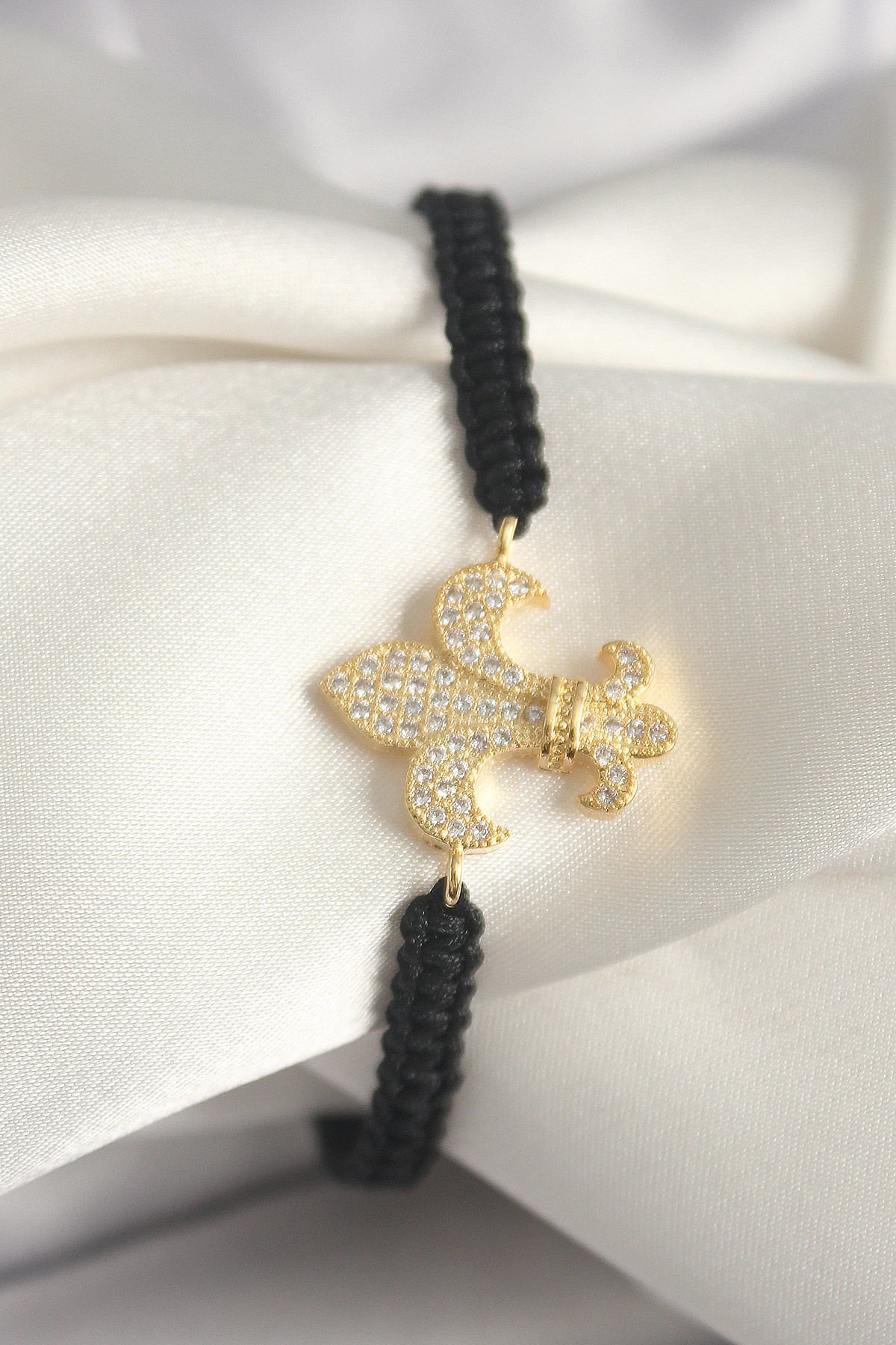 Pirinç Gold Renk Zirkon Taşlı Zambak Figür Asansörlü Makrome Model Kadın Bileklik