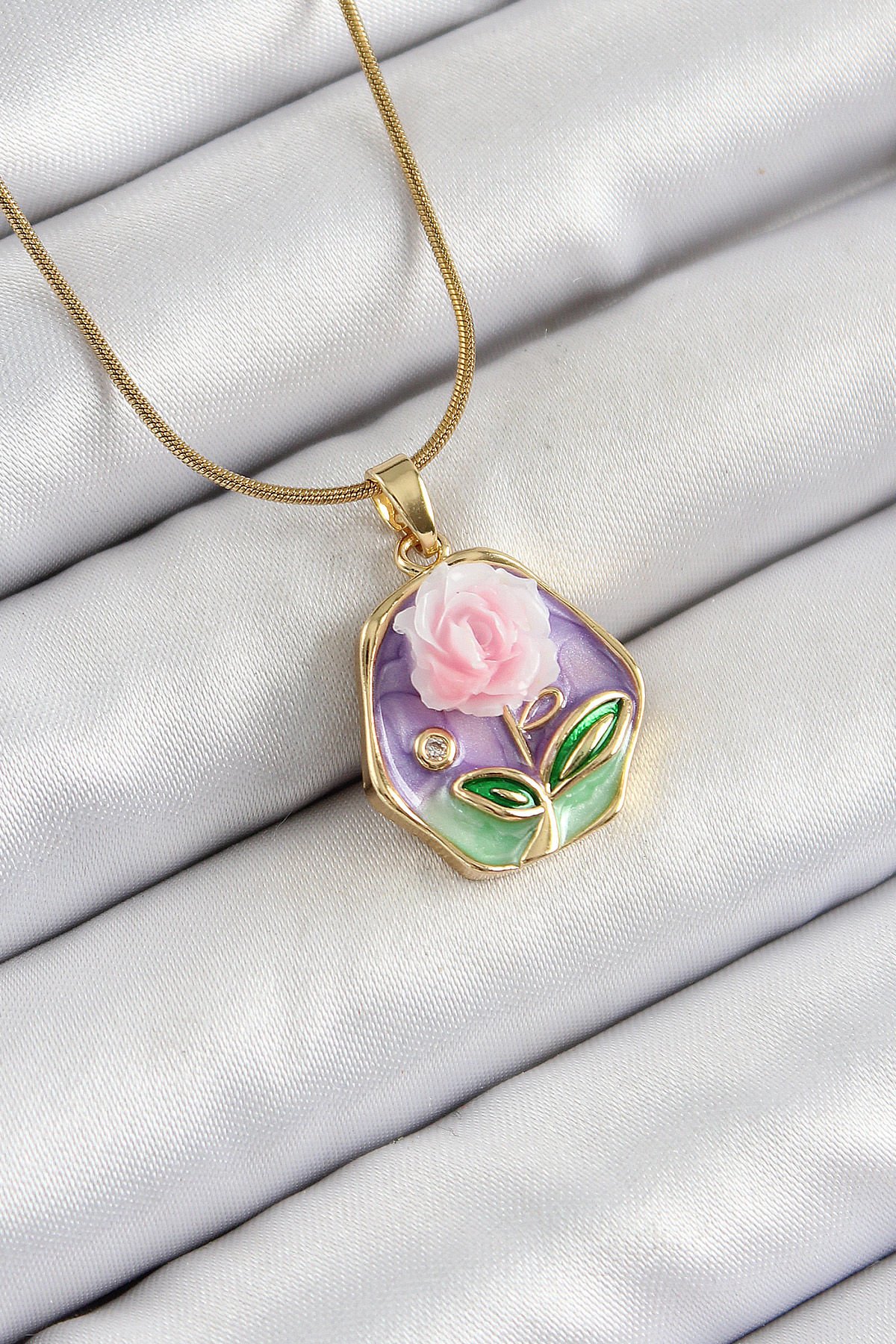 316L Çelik Zincir Zirkon Taşlı Pembe Ve Mor Sanatsal Portre Gül Figürlü Beşgen Model Gold Renk Kadın Kolye