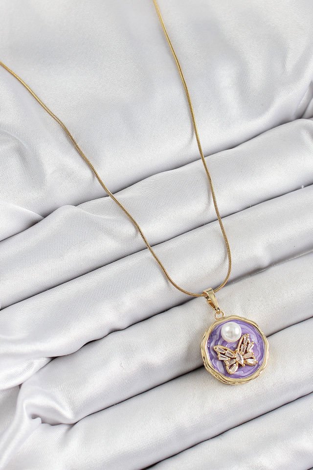 316L Çelik Zincir Zirkon Taşlı Mor Sanatsal Portre İnci Detaylı Kelebek Model Gold Renk Kadın Kolye