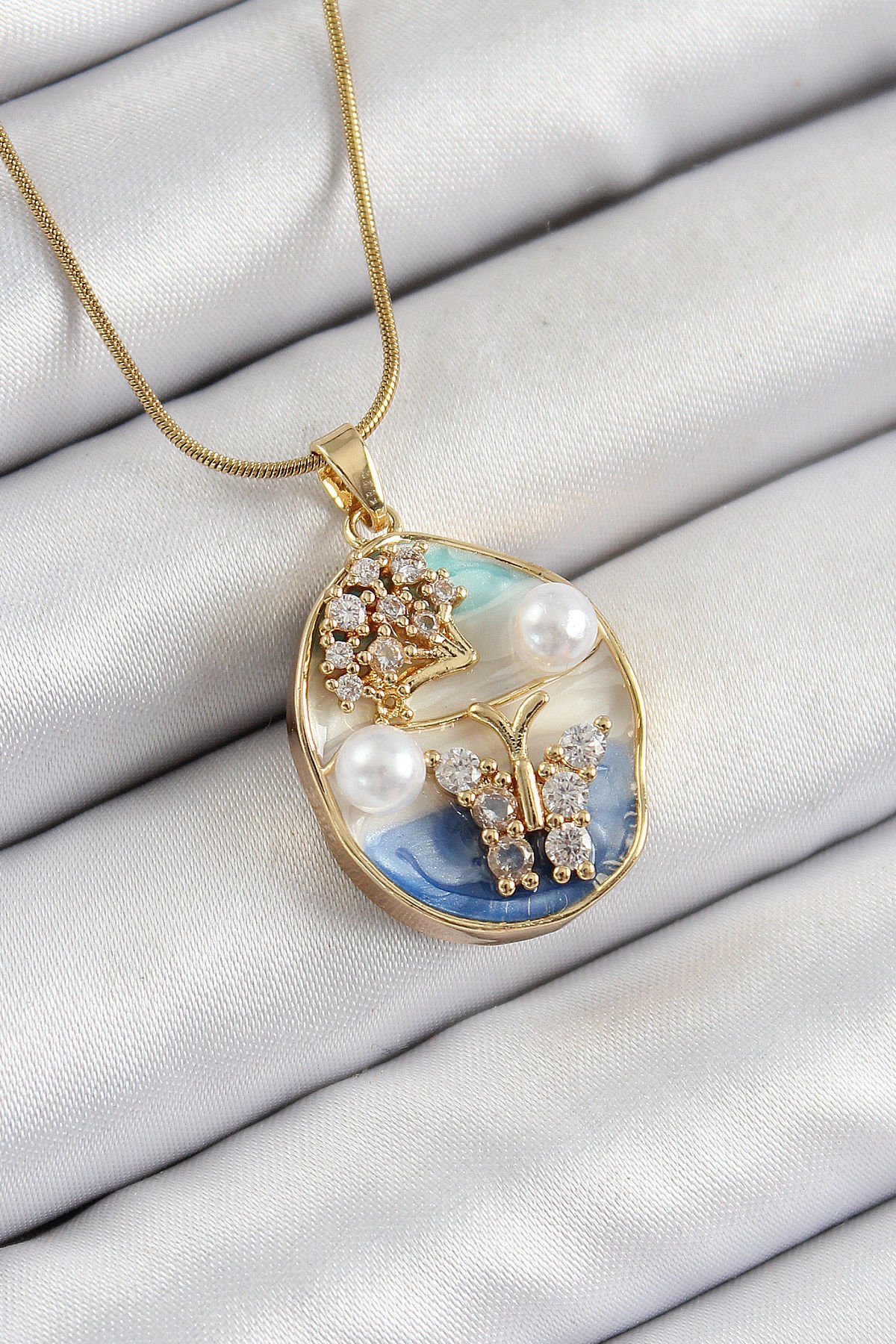 316L Çelik Zincir Zirkon Taşlı Mavi Beyaz Sanatsal Portre İnci Detaylı Ağaç Ve Kelebek Figürlü Model Gold Renk Kadın Kolye