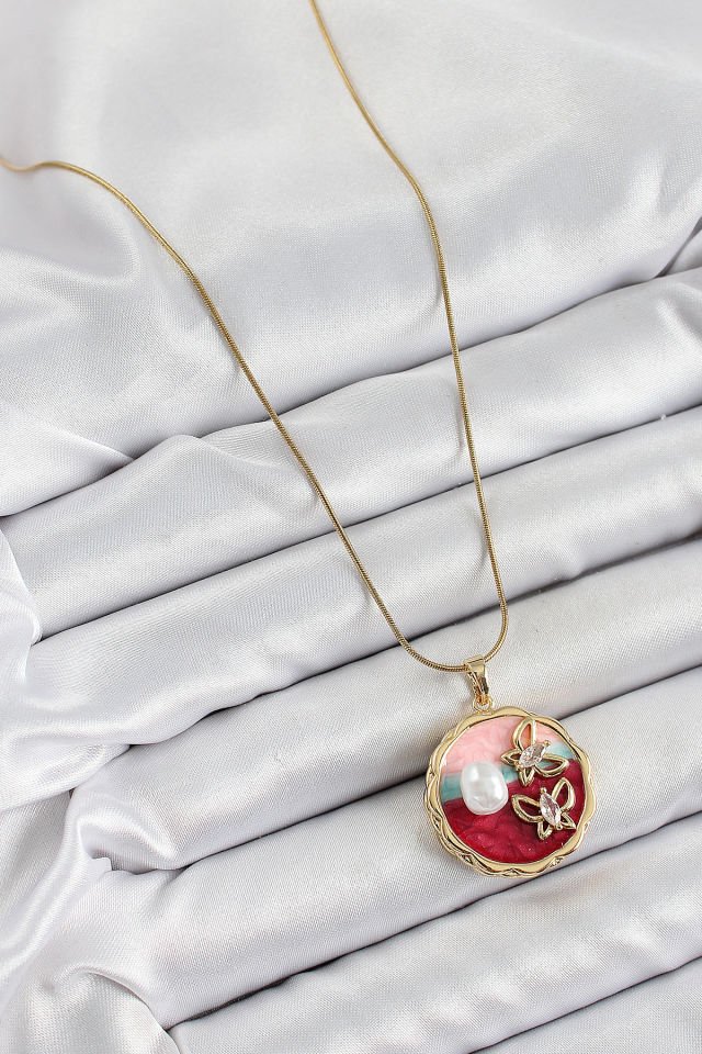 316L Çelik Zincir Zirkon Taşlı Asorti Sanatsal Portre İnci Detaylı Kelebek Figürlü Model Gold Renk Kadın Kolye