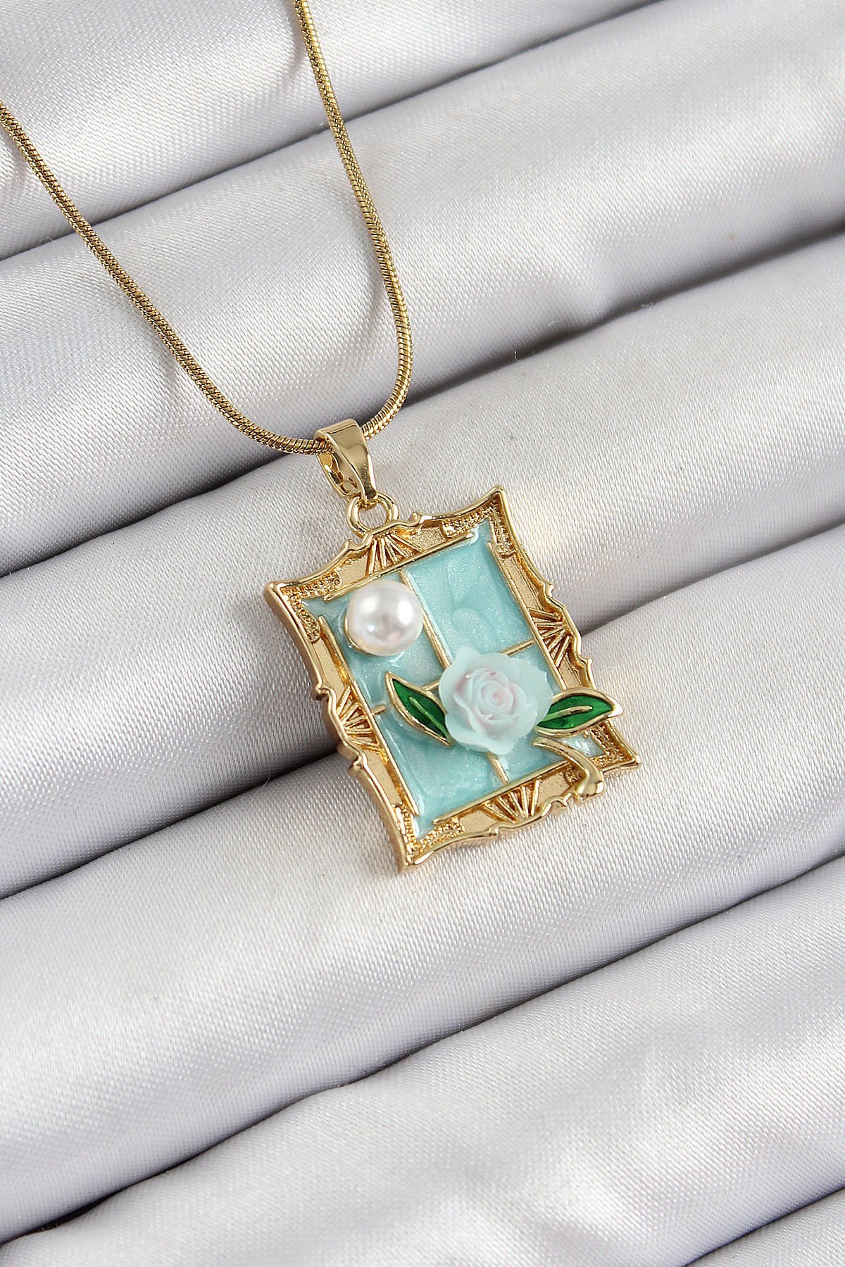 316L Çelik Zincir Turkuaz Sanatsal Portre İnci Detaylı Gül Figürlü Model Gold Renk Kadın Kolye